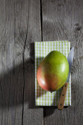 Mango, Küchenmesser und Tuch - CSF025045