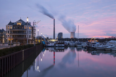 Deutschland, Nordrhein-Westfalen, Bergkamen, Ruenthe, Hafen, Bergkamen Kraftwerk Datteln-Hamm-Kanal am Abend - WIF001606