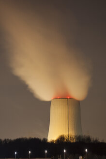 Deutschland, Nordrhein-Westfalen, Bergkamen, Ruenthe, Kraftwerk Bergkamen, Kühlturm am Abend - WIF001608