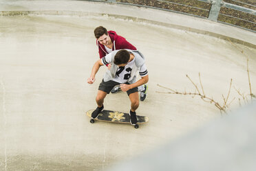 Zwei Freunde fahren mit dem Skateboard - UUF003669