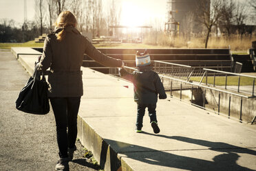 Deutschland, Oberhausen, Kleinkind geht mit Mutter im Park spazieren - GDF000696