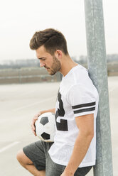 Junger Mann mit Fußball im Freien - UUF003676