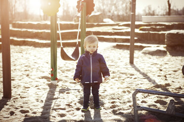 Deutschland, Oberhausen, Kleinkind auf Spielplatz - GDF000701