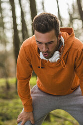 Exhausted jogger after exercising - UUF003720