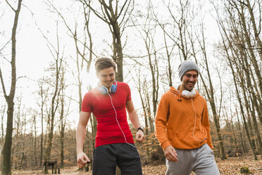 Zwei sportliche junge Männer im Wald - UUF003735