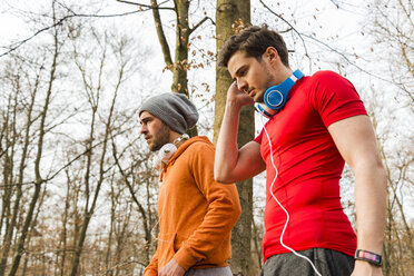 Zwei sportliche junge Männer im Wald - UUF003736