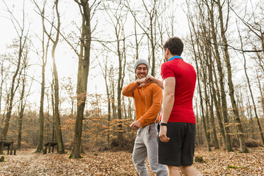 Zwei sportliche junge Männer im Wald - UUF003737