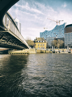 Deutschland, Hamburg, Blick auf die Elbphilharmonie im Hintergrund - KRPF001400