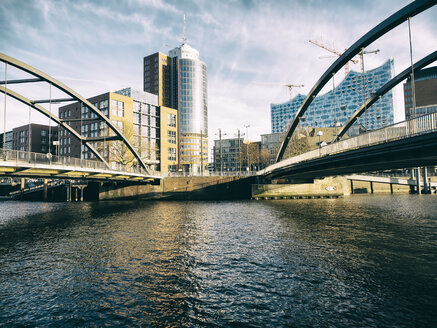 Deutschland, Hamburg, Gebäude der Habour City mit Elbphilharmonie im Hintergrund - KRPF001401