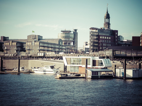 Deutschland, Hamburg, Blick auf die Stadt mit der St. Michaelis Kirche, lizenzfreies Stockfoto