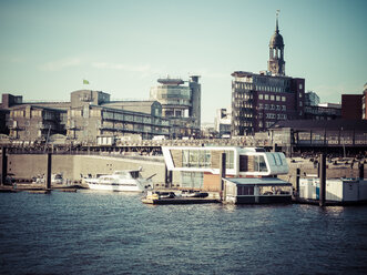 Deutschland, Hamburg, Blick auf die Stadt mit der St. Michaelis Kirche - KRPF001403