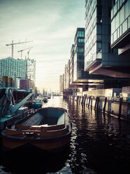 Deutschland, Hamburg, Häuser in der Habour City mit Elbphilharmonie im Hintergrund - KRPF001405