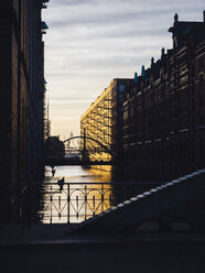 Deutschland, Hamburg, Alte Speicherstadt in der Abenddämmerung - KRPF001406