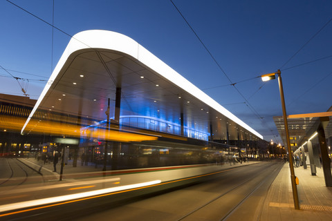 Deutschland, Augsburg, Straßenbahnhaltestelle Koenigsplatz am Abend, lizenzfreies Stockfoto