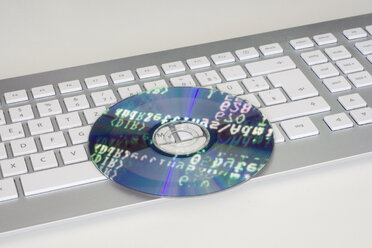 Compact Disc mit Programmiercode auf der Tastatur - CHPF000120