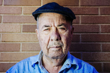 Portrait of serious old man wearing beret - GEMF000148