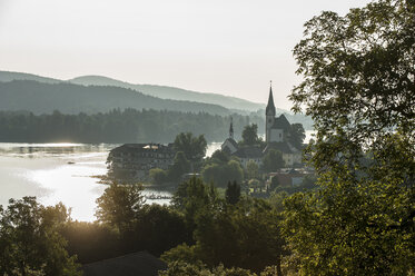 Österreich, Kärnten, Wörthersee mit Maria Wörth - HHF005230