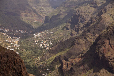 Spanien, Kanarische Inseln, La Gomera, Valle Gran Rey, Blick auf Bergdorf - PCF000115