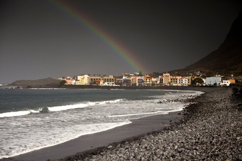 Spanien, Kanarische Inseln, La Gomera, Valle Gran Rey, Regenbogen über Strand und Dorf Playa - PCF000118