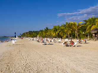 Jamaika, Negril, Blick auf Sandstrand mit sonnenbadenden Touristen - AMF003935