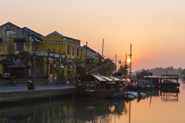 Vietnam, Hoi An, Sonnenaufgang am Wasser - MAD000144