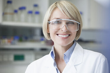 Portrait of smiling scientist in laboratory - RBF002589