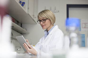 Scientist using digital tablet in laboratory - RBF002592