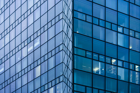 Germnay, München, Glasfassade eines modernen Bürogebäudes - TCF004598