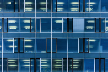 Germnay, München, Glasfassade eines modernen Bürogebäudes - TCF004599