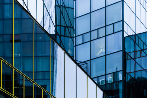 Germnay, München, Glasfassade eines modernen Bürogebäudes - TCF004601
