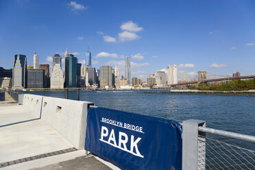 USA, New York, Wolkenkratzer der Skyline von Lower Manhattan und East River vom Pier 2 im Brooklyn Bridge Park aus gesehen - PSF000666