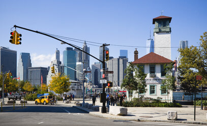 USA, New York, Brooklyn Bridge Park, Fulton Ferry Pier mit der Wolkenkratzer-Skyline von Lower Manhattan dahinter - PSF000669