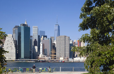 USA, New York, Lower Manhattan skyscraper skyline and East River seen from Brooklyn Bridge Park - PSF000671