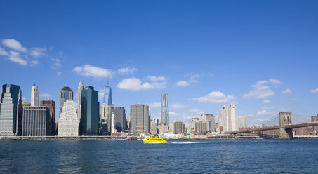 USA, New York, Wolkenkratzer-Skyline von Lower Manhattan mit Brooklyn Bridge über den East River - PSF000674