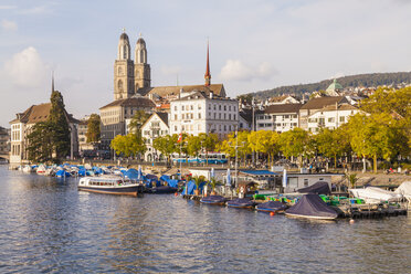 Schweiz, Zürich, Limmat und Ausflugsschiff am Uto Quai, im Hintergrund das Grossmünster - WDF003001