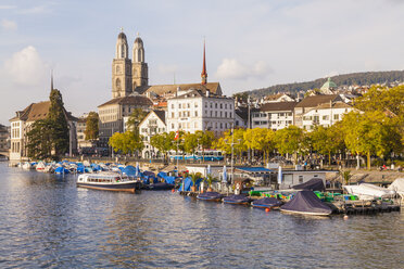 Switzerland, Zurich, River Limmat and pleasure boat at Uto Quai, Great Minster in the background - WDF003001