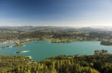 Austria, Carinthia, Islands in Lake Worthersee, view from Pyramidenkogel - HHF005246