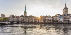 Schweiz, Zürich, Fluss Limmat, Fraumünsterkirche und St. Peterskirche, Panorama am Abend - WDF003003