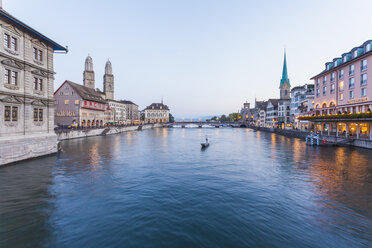 Schweiz, Zürich, Fluss Limmat, Limmatquai, Rathaus, Grosses Münster und Fraumünsterkirche - WDF003005