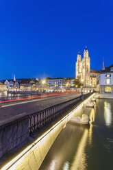 Schweiz, Zürich, Münsterbrücke über die Limmat, Limmatquai und Großmünster im Hintergrund, blaue Stunde - WDF003007