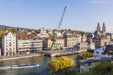 Schweiz, Zürich, Stadtansicht, Limmat mit Ausflugsschiff, Limmatquai, Großes Münster im Hintergrund - WDF003013