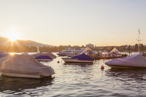 Switzerland, Zurich, Lake Zurich, Seefeldquai, Lounge on jetty at sunset - WDF003016