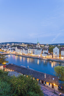 Schweiz, Zürich, Stadtansicht am Abend, Limmat und Limmatquai - WDF003017