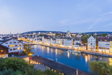 Schweiz, Zürich, Stadtansicht am Abend, Limmat und Limmatquai - WDF003018