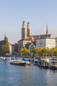 Schweiz, Zürich, Limmat und Ausflugsschiff am Uto Quai, im Hintergrund das Grossmünster - WDF003021