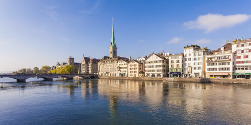 Schweiz, Zürich, Altstadt, Fluss Limmat, Münsterbrücke und Fraumünsterkirche - WDF003022