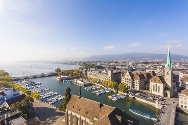 Schweiz, Zürich, Stadtansicht, Fluss Limmat, Stadthaus Quai, Fraumünsterkirche und Münsterbrücke - WDF003023