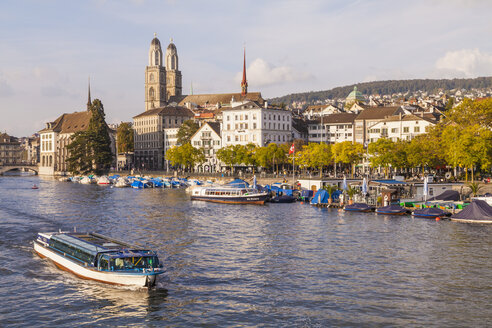 Schweiz, Zürich, Stadtansicht mit Ausflugsschiff auf der Limmat im Vordergrund - WD003029