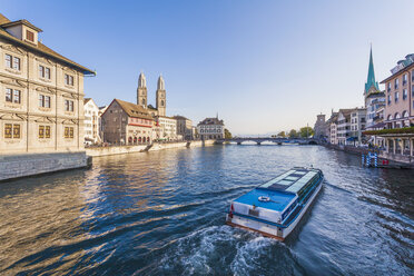 Schweiz, Zürich, Stadtansicht mit Ausflugsschiff auf der Limmat im Vordergrund - WD003034