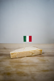 Parmesankäse mit kleiner italienischer Flagge auf Holz - CHPF000123